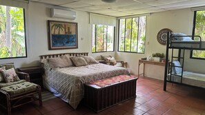 5 chambres, fer et planche à repasser, Wi-Fi, draps fournis