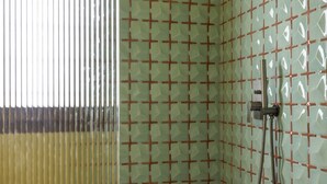 A bathroom with a patterned tile wall and a shower area. - The Wheels Florence Bed&Breakfast Superior Bedroom MENTA (Florence)