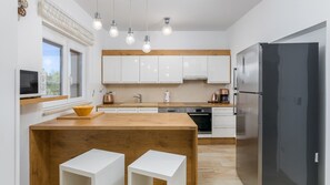 Kühlschrank, Mikrowelle, Ofen, Geschirrspüler