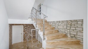 Eine Treppe mit einer Steinmauer und einer Tür am Fuß.
