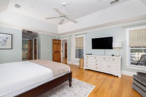 5 bedrooms, iron/ironing board, internet, bed sheets