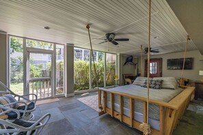 5 bedrooms, iron/ironing board, internet, bed sheets