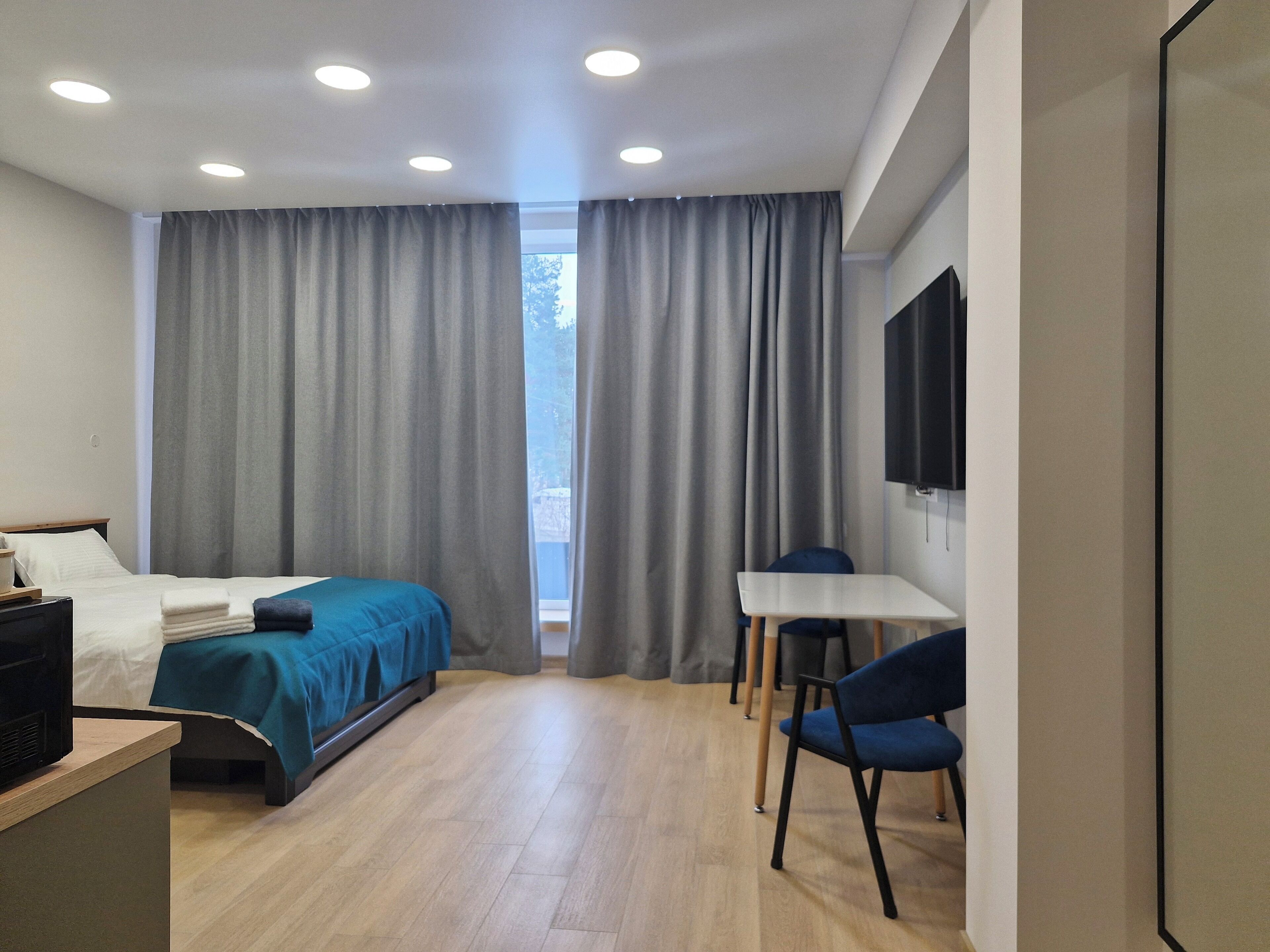 Basic Apartment | Peralatan tempat tidur premium, meja, ruang kerja komputer riba 