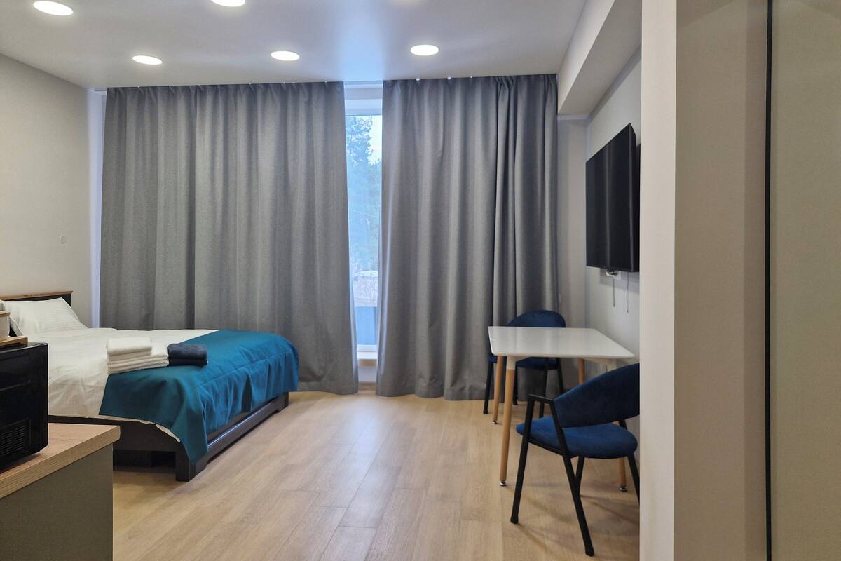 Basic Apartment | Peralatan tempat tidur premium, meja, ruang kerja komputer riba