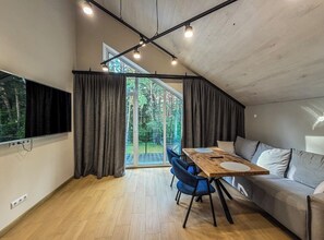 Lägenhet Comfort - utsikt mot innergården | Vardagsrum | 40-tums smart-tv med digitalkanaler