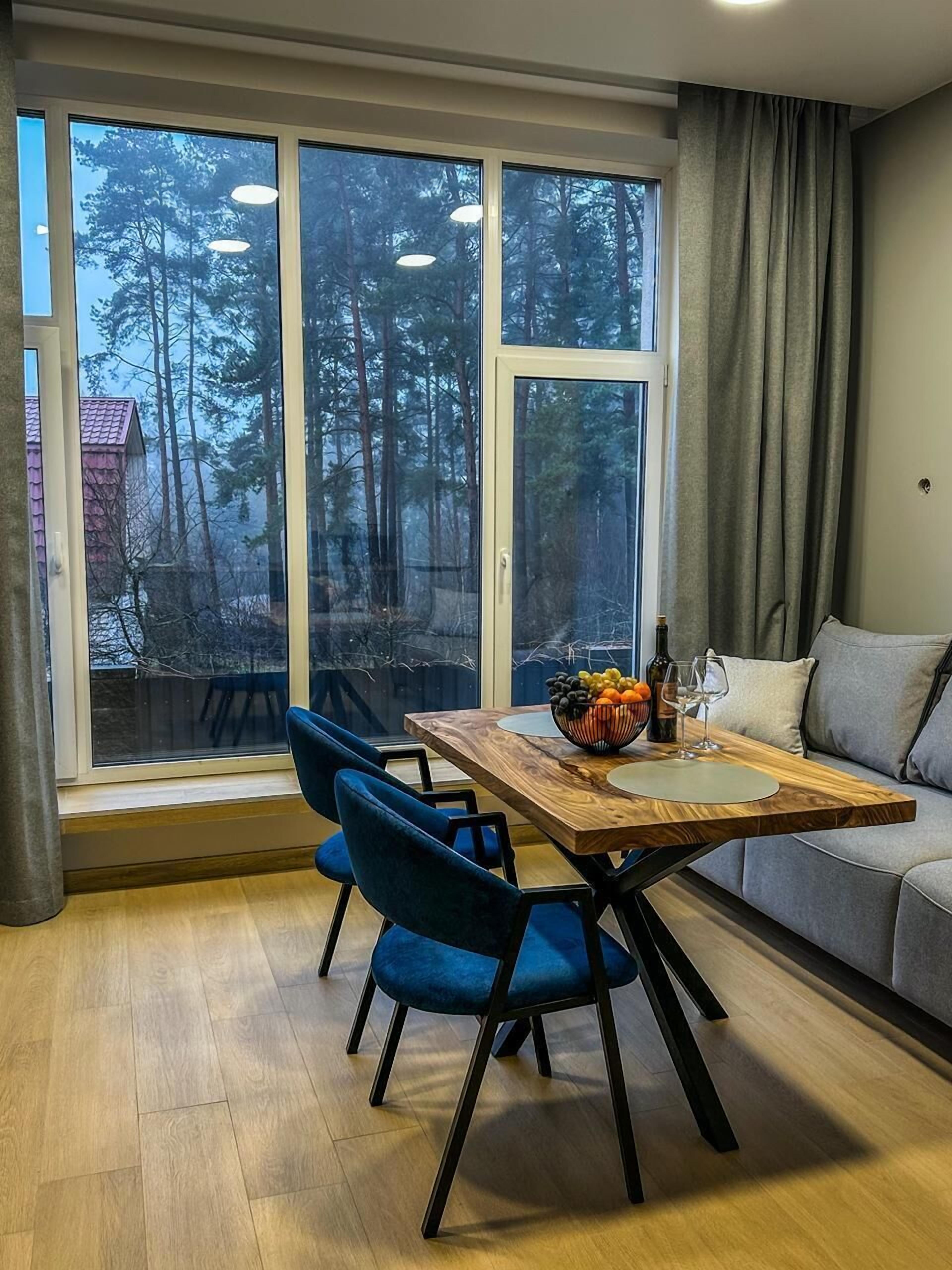 Departamento clásico, vista al jardín | Área de sala de estar | Televisión de pantalla plana de 40 pulgadas con canales digitales 