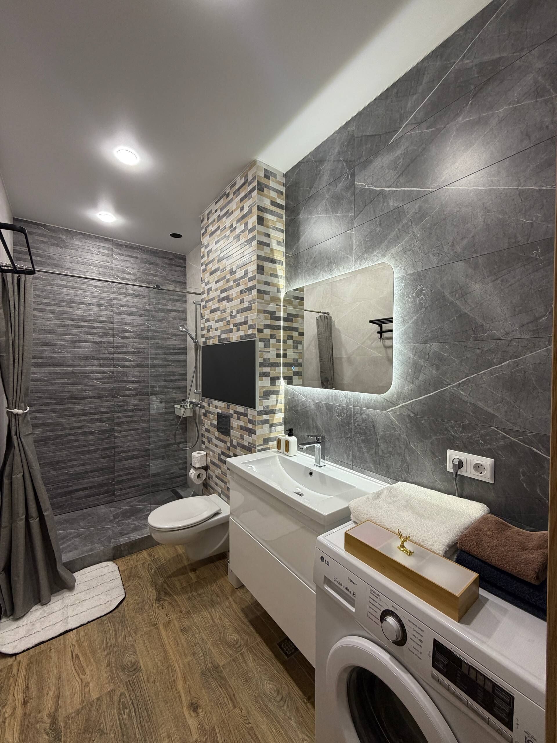 Classic Apartment, Courtyard View | Bathroom | Shower, rainfall showerhead, free toiletries, hair dryer