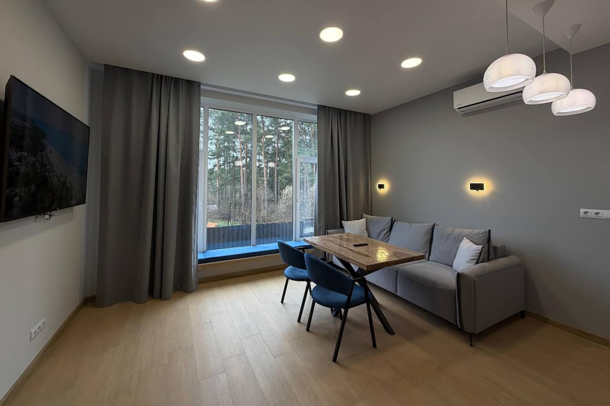 Classic-huoneisto, näköala pihalle | Oleskelualue | 40–tuumainen äly-TV, jossa digitaalikanavat