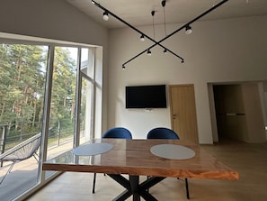 컴포트 아파트, 정원 전망 | 거실 공간 | 디지털 채널 시청이 가능한 40인치 평면 TV