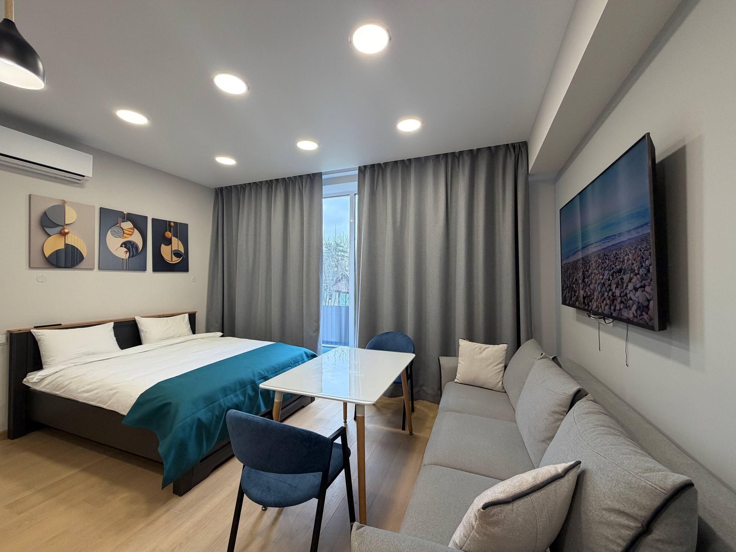 Comfort Studio | Living area | 40-inch Smart TV with digital channels