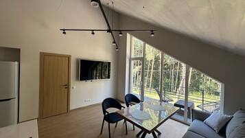 Appartement Confort, vue cour intérieure | Coin séjour | Télévision à écran plat de 40 pouces avec chaînes numériques
