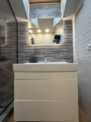 Classic Studio | Bathroom | Shower, rainfall showerhead, free toiletries, hair dryer - ForRest Cozy Apartments Minsk (Minsk)