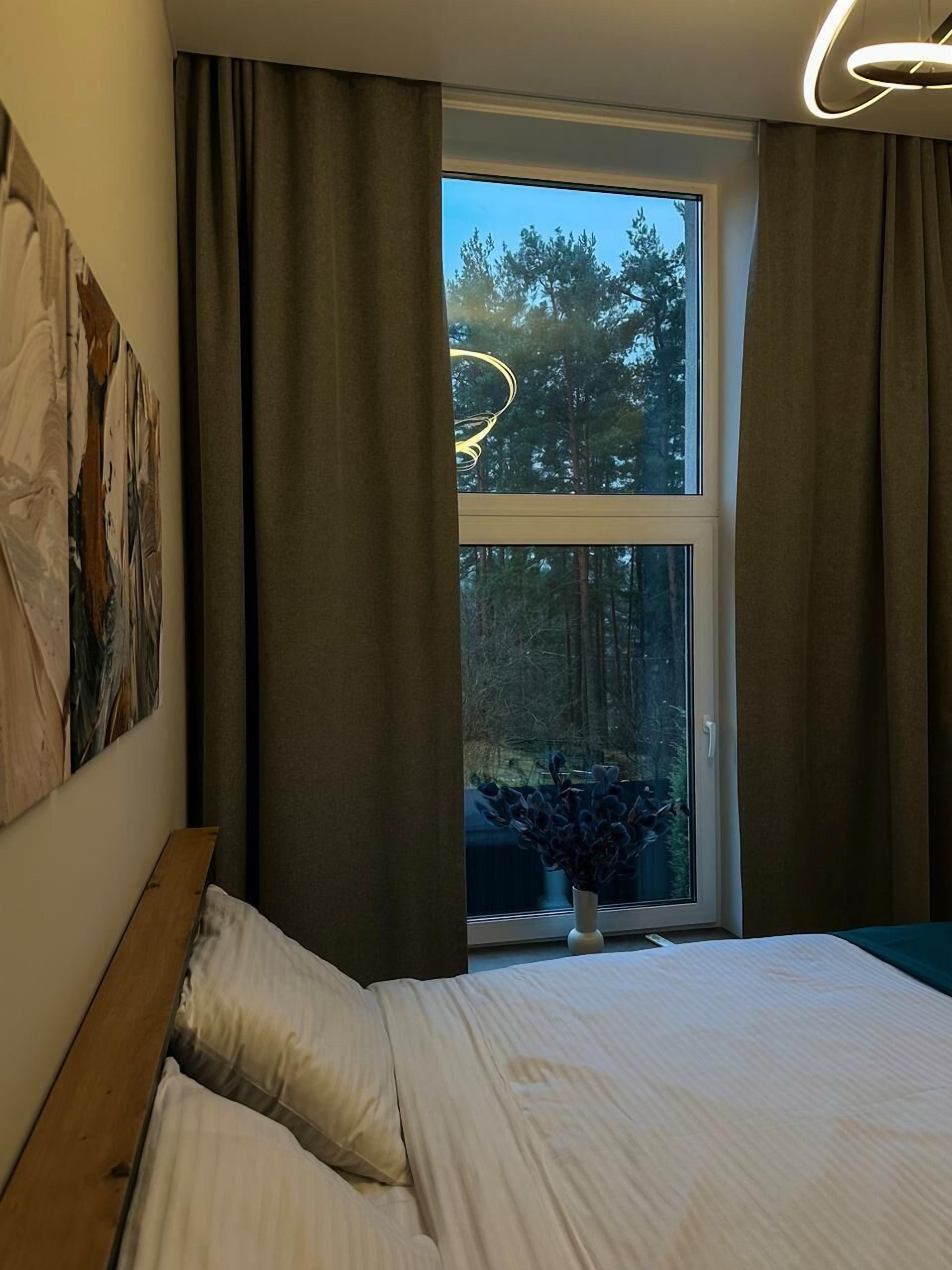 Departamento clásico, vista al patio | Escritorio, espacio para trabajar con laptop y cortinas blackout 