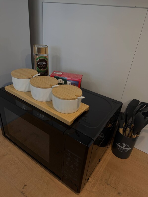 Appartement classique, vue sur la cour intérieure | Cuisine privée | Réfrigérateur, four à micro-ondes, surface de cuisson