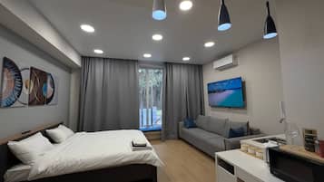 Klassieke tweepersoonskamer | Luxe beddengoed, een bureau, een laptopwerkplek