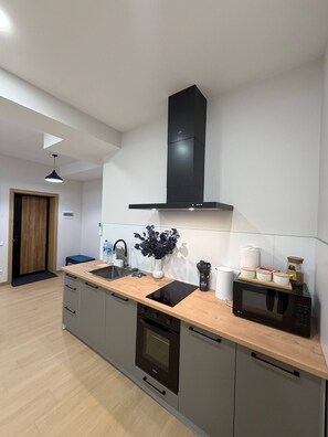 Appartement classique, vue sur le jardin | Cuisine privée | Réfrigérateur, four à micro-ondes, surface de cuisson