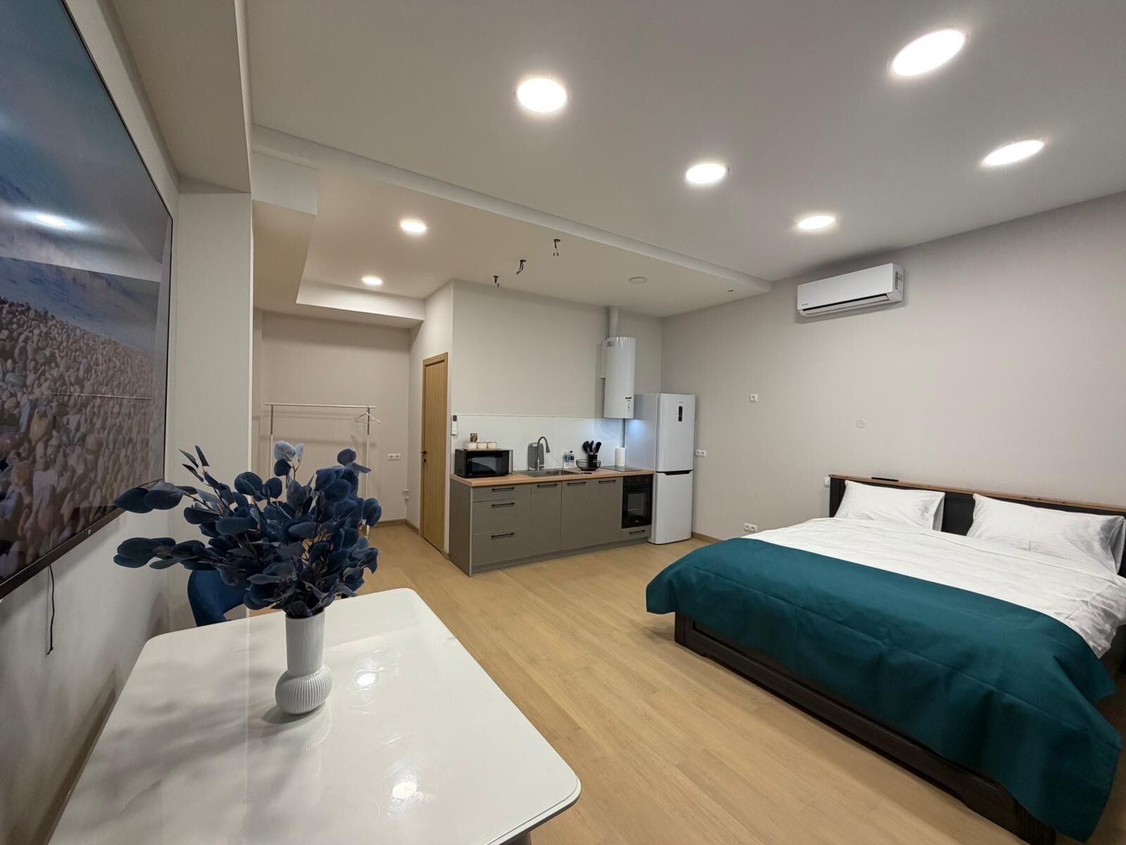 Comfort Apartment | Premium bedding, desk, laptop workspace, blackout curtains