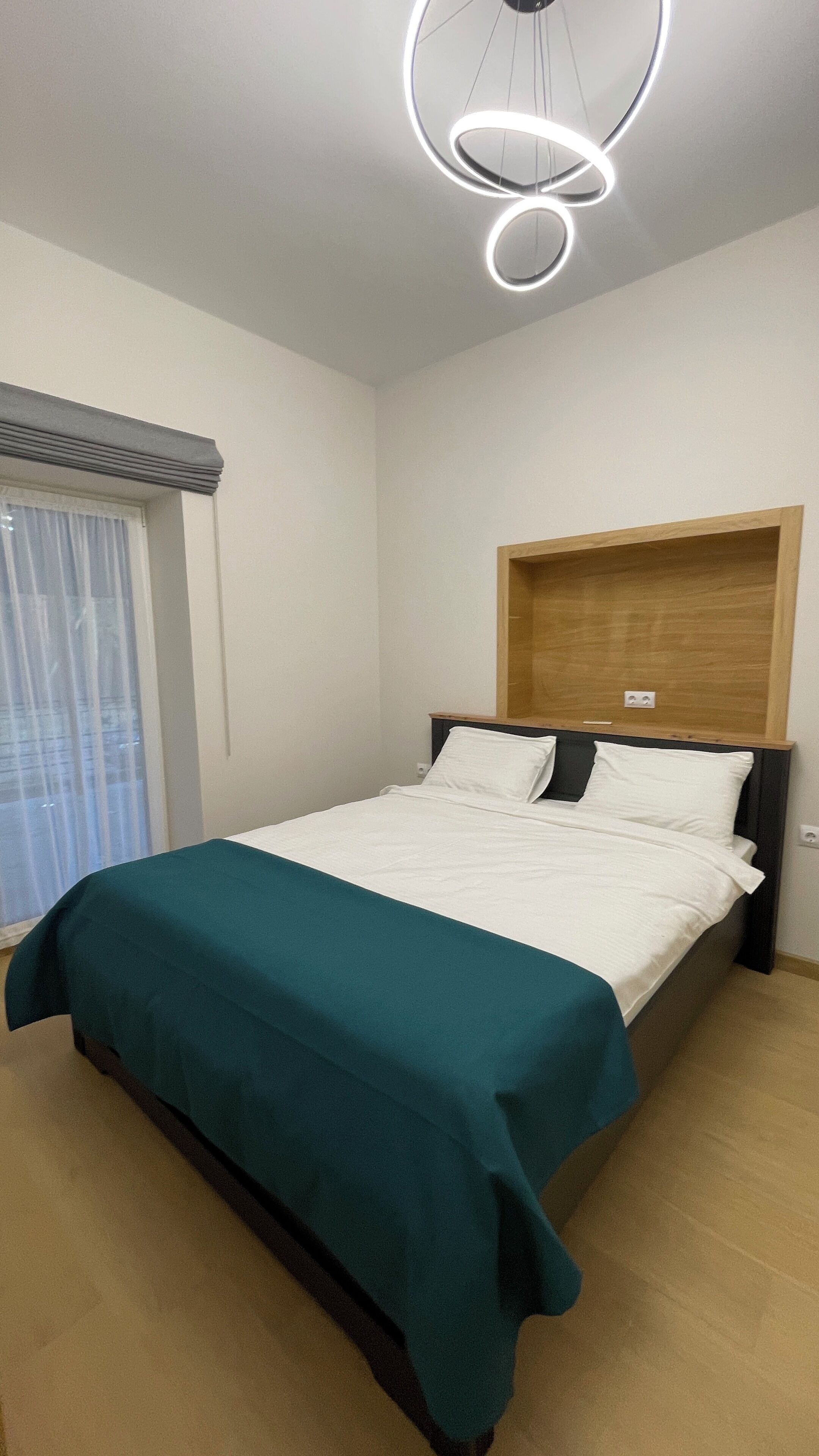 Classic Apart Daire, Bahçe Manzaralı | Kaliteli yatak takımı, masa, dizüstü bilgisayar çalışma alanı 