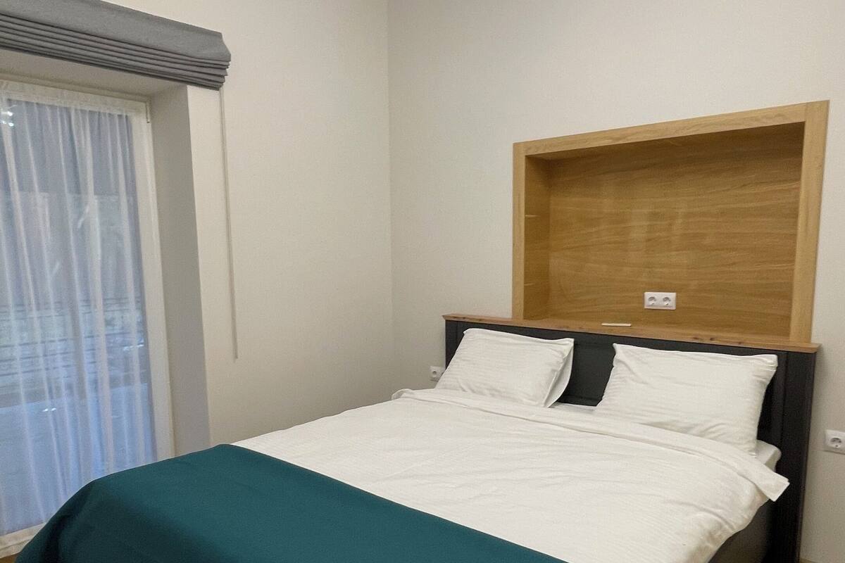 Classic Apart Daire, Bahçe Manzaralı | Kaliteli yatak takımı, masa, dizüstü bilgisayar çalışma alanı