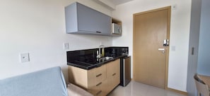 Basic Apartment | Private kitchen | Mini-fridge, microwave, cookware/dishes/utensils - COFDR0104 - Edifício House Federação (Salvador)
