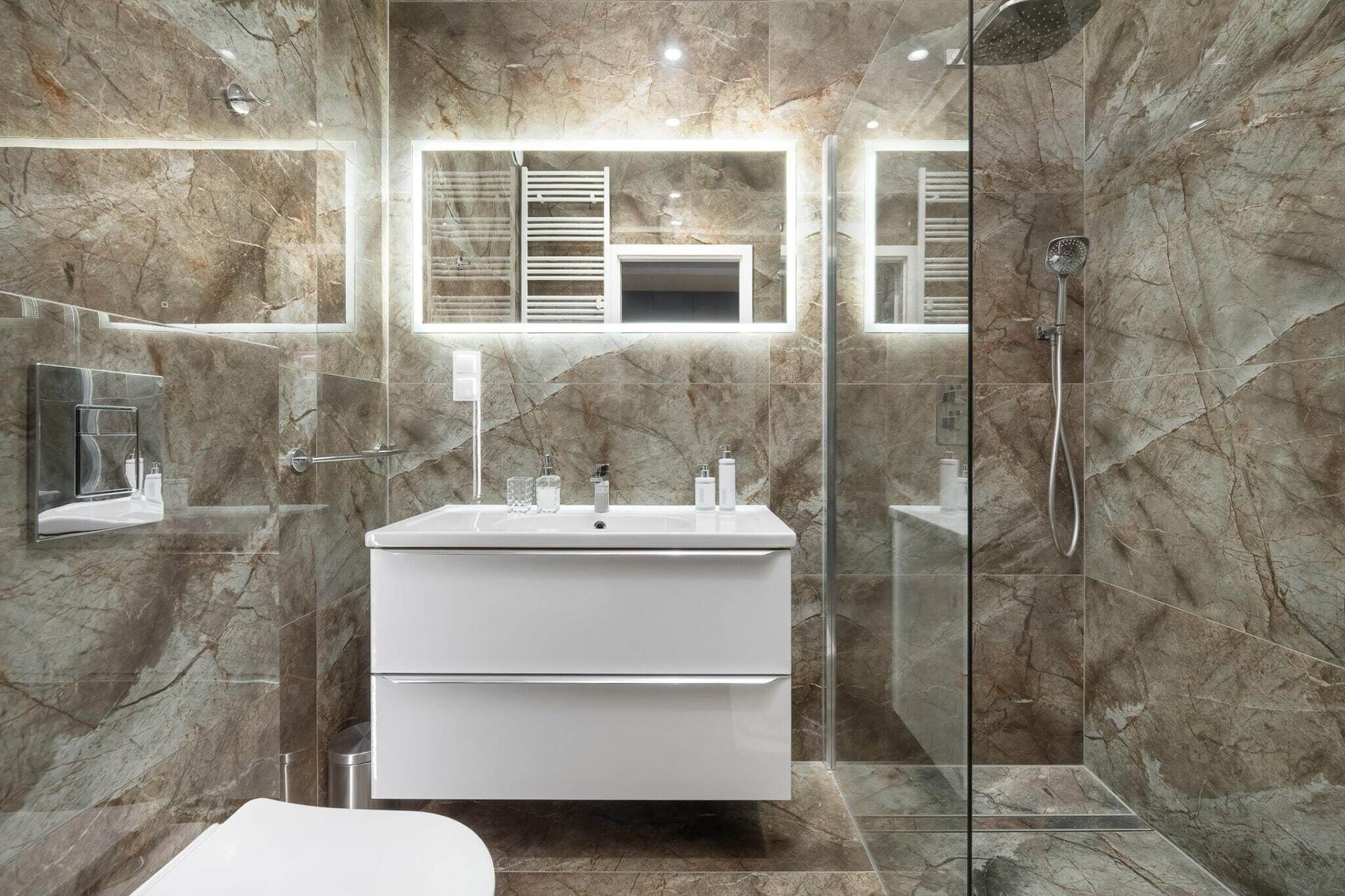 Shower, hair dryer, towels