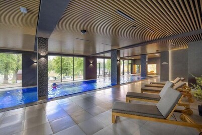 Estudio de vacaciones, piscina cubierta y sauna.