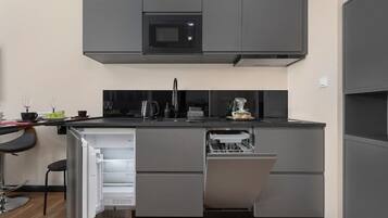 Réfrigérateur, micro-ondes, plaque de cuisson, lave-vaisselle