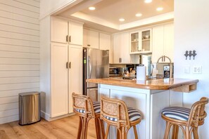 Microwave, oven, dishwasher, coffee/tea maker