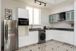 Fridge, microwave, stovetop, cookware/dishes/utensils