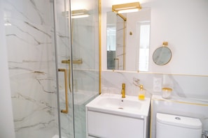 7 | Bathroom - Villa Nady (Pauillac)