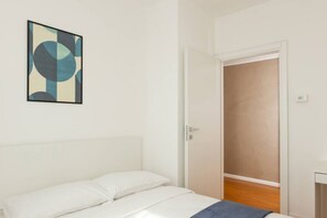 2 makuuhuonetta, työpöytä, silitysrauta/-lauta, vauvan matkasänky