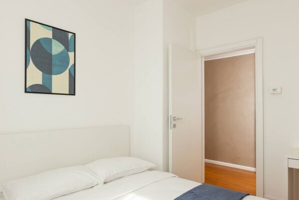 2 bedrooms, desk, iron/ironing board, travel crib