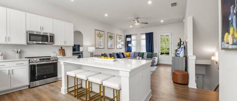 Réfrigérateur, four à micro-ondes, un four, surface de cuisson