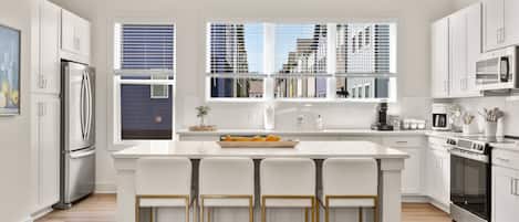 冷蔵庫、電子レンジ、オーブン、コンロ