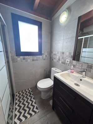 Séchoir à cheveux, serviettes fournies, savon, papier de toilette