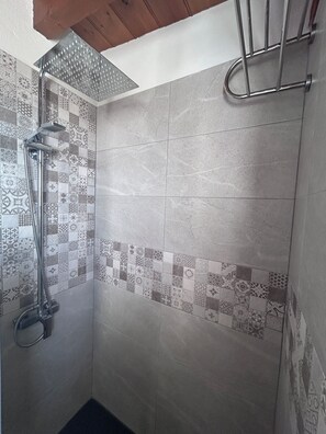 Sèche-cheveux, serviettes fournies, savon, papier toilette