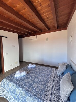 2 bedrooms, iron/ironing board, internet, bed sheets