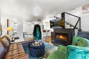 Smart TV, fireplace - Modern 3BD Getaway w/ Pool — Perfect for Families (Dallas)