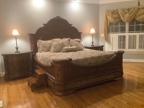 8 bedrooms, iron/ironing board, WiFi, bed sheets