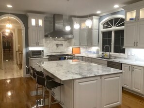 Mikroaaltouuni, uuni, liesi, astianpesukone