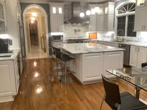 Microondas, horno, parrilla de estufa y lavavajillas 