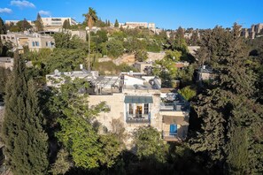 Un quartiere residenziale con diversi edifici, alcuni dotati di balconi e terrazze.