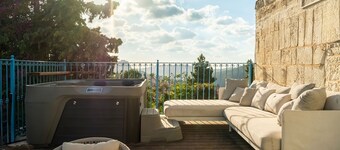 Historical 2 bedrooms home with a Private Jacuzzi