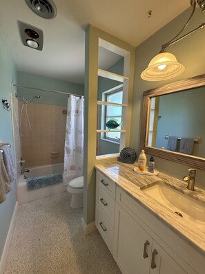 Haartrockner, Handtücher, Seife, Toilettenpapier