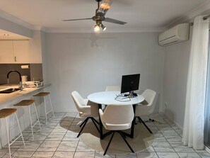 Condo, 3 habitaciones, para fumadores | Restaurantes