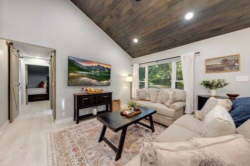 The White Lodge | 4BDR | Sleeps 8 with Fire Pit!