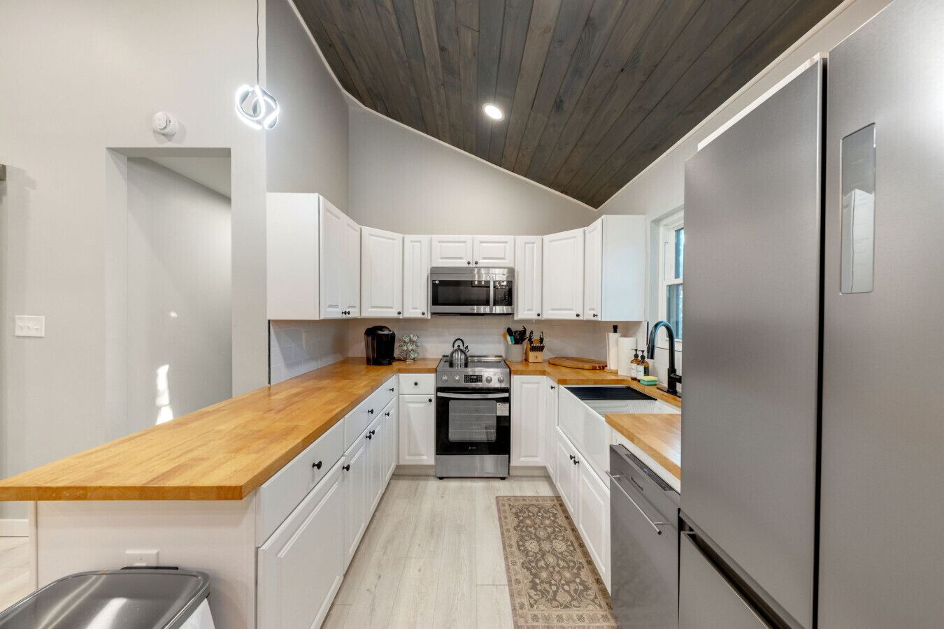 Jääkaappi, mikroaaltouuni, uuni, liesi