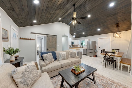 The White Lodge | 4BDR | Sleeps 8 with Fire Pit!