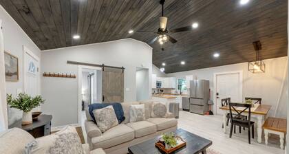 The White Lodge | 4BDR | Sleeps 8 with Fire Pit!