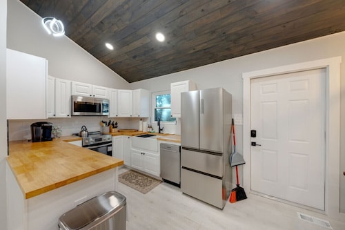 The White Lodge | 4BDR | Sleeps 8 with Fire Pit!